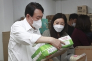 윤석열 국민의힘 대선 후보가 15일 서울 성동구 가온한부모복지협의회를 방문해 한부모 가정에게 보낼 물품을 포장하고 있다. 