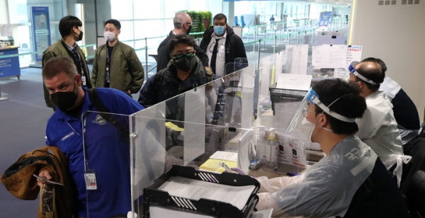 인천국제공항 제1터미널로 입국한 외국인들이 검역대를 통과하고 있다.