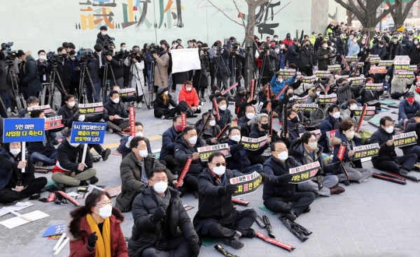 22일 오후 서울 종로구 광화문 앞에서 정부 방역지침에 반발한 자영업자단체 총궐기가 열리고 있다.