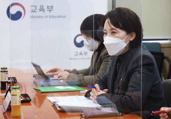 교육부가 청소년 방역패스 개선안을 내놓지 못하는 가운데, 12~17세 청소년이 내년 2월1일 방역패스(접종증명·음성확인제) 혜택을 받으려면 27일까지 1차 접종을 마쳐야 했다. 유은혜 사회부총리 겸 교육부 장관이 지난 14일 서울 종로구 정부서울청사에서 열린 '청소년 방역패스제의 학원 시행 관련 의견청취 간담회'에 참석해 발언하고 있다. ⓒ교육부