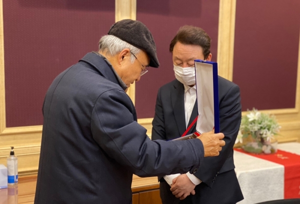 (왼쪽부터) 밀알복지재단 홍정길 이사장이 송내사랑의교회 박명배 목사에게 감사패를 전달하고 있다.