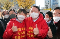 국민의힘 윤석열 대선 후보와 이준석 당 대표가 과거 부산 부산진구 서면 일대에서 지지를 호소하는 합동 선거운동을 펼치기에 앞서 기념촬영을 하던 모습. ⓒ뉴시스