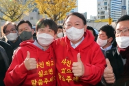 국민의힘 윤석열 대선 후보와 이준석 당 대표가 과거 부산 부산진구 서면 일대에서 지지를 호소하는 합동 선거운동을 펼치기에 앞서 기념촬영을 하던 모습. ⓒ뉴시스