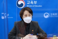 유은혜 사회부총리 겸 교육부 장관이 지난 14일 서울 종로구 정부서울청사에서 열린 &#039;청소년 방역패스제의 학원 시행 관련 의견청취 간담회&#039;에 참석해 발언하고 있다. 