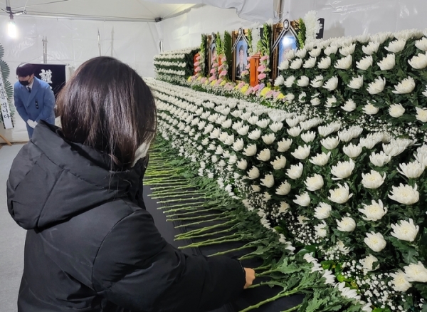 경기도 평택역 앞에 마련된 순직 소방공무원 합동분향소에서 한 시민이 헌화를 하고 있다