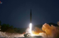 북한 조선중앙TV는 12일 김정은 국무위원장이 극초음속 미사일 시험 발사를 참관했다고 보도했다. ⓒ조선중앙TV 캡처