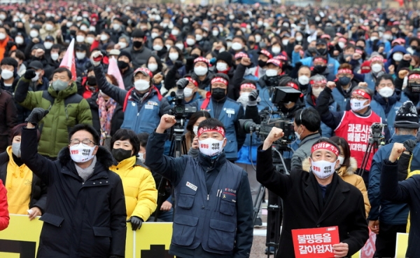 양경수 민주노총 위원장 등 노조원들이 15일 오후 서울 여의도 공원에서 민주노총과 한국진보연대, 전국농민회총연맹 등 진보단체들로 구성된 전국민중행동 주최로 열린 '민중총궐기'에서 구호를 외치고 있다.