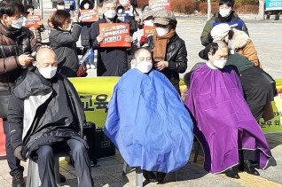 (왼쪽부터) 길원평 교수, 김하나 씨, 박경만 목사가 부산학생인권조례에 반발해 삭발을 하는 모습.