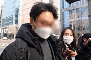 대장동 개발 특혜·비리 의혹 사건 첫 공판이 열린 지난 10일 오후 서울 서초구 서울중앙지법에서 정민용 변호사가 공판이 끝난 뒤 청사를 떠나고 있다.