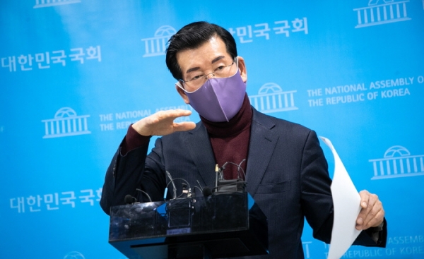 '굿바이 이재명' 저자 장영하 변호사가 19일 서울 여의도 국회 소통관에서 전날 공개한 이재명 더불어민주당 대선 후보 욕설 파일과 관련해 추가 기자회견을 하고 있다. ⓒ뉴시스