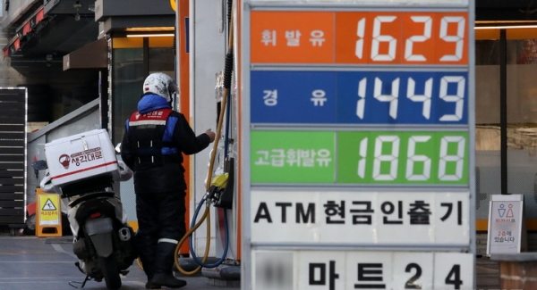 한국석유공사 유가정보사이트 오피넷에 따르면 이달 두번째주 전국 주유소 휘발유 판매 가격은 전주 대비 0.5원 내린 리터당 1621.9원을 기록했다고 밝혔다. 반면 서울의 휘발유 가격은 전주보다 0.4원 상승한 리터당 1690.8원으로 9주만에 상승했다. 16일 오전 서울의 한 주유소에 유가정보가 표시돼 있다.