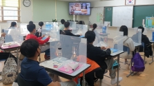 오산시 한 초등학교 학생들이 한신대 박물관의 문화유산교육 영상콘텐츠를 시청하고 있다