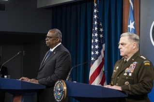 로이드 오스틴 미국 국방장관(왼쪽)과 마크 밀리 합참의장이 28일(현지시간) 국방부에서 브리핑을 하고 있다. 