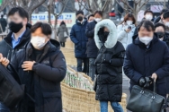 3일 오전 서울 종로구 광화문역 인근에서 설 연휴를 마친 직장인들이 출근을 하고 있다. ⓒ뉴시스