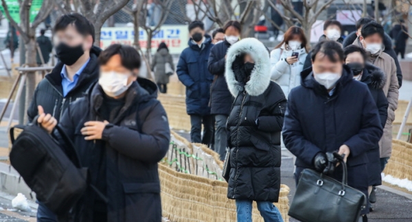 3일 오전 서울 종로구 광화문역 인근에서 설 연휴를 마친 직장인들이 출근을 하고 있다. ⓒ뉴시스