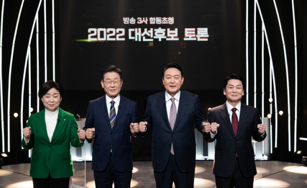 3일 서울 여의도 KBS에서 열린 방송 3사 합동 초청 '2022 대선 후보 토론'에 앞서 후보들이 기념촬영하고 있다. 왼쪽부터 심상정 정의당, 이재명 더불어민주당, 윤석열 국민의힘, 안철수 국민의당 대선 후보.