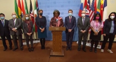 린다 토머스-그린필드 유엔 주재 미국 대사(가운데)를 비롯한 9개국 대사들이 4일(현지시간) 안전보장이사회 북한 관련 비공개회의 후 기자회견을 하고 있다. (사진=UN TV 캡처
