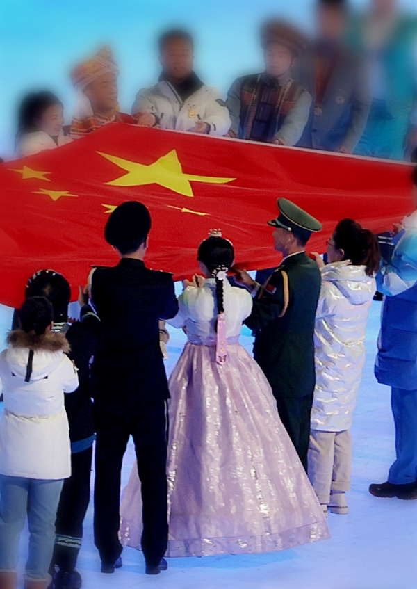 지난 4일 오후 중국 베이징 국립 경기장에서 열린 2022 베이징 동계올림픽 개막식에서 한복을 입은 한 공연자가 중국 국기인 오성홍기 입장식에 참여하고 있다.