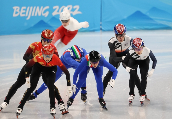 5일 오후 중국 베이징 캐피털 인도어 스타디움에서 열린 2022 베이징 동계올림픽 빙상 쇼트트랙 혼성 계주 예선전 경기, 한국 황대헌이 최민정을 밀어주고 있다.