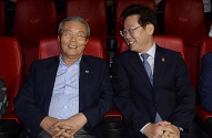 김종인(왼쪽) 더불어민주당 비상대책위원회 대표와 이재명 성남시장이 광복절인 15일 오후 서울 영등포구 타임스퀘어 CGV에서 영화 &#039;덕혜옹주&#039;를 관람하고 있다.