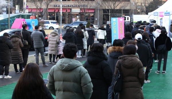 코로나19 오미크론 변이 확산으로 0시기준 신규확진자 수가 4만9567명을 기록한 9일 서울 송파구보건소 선별진료소에서 시민들이 검사를 받기 위해 줄서 기다리고 있다. ⓒ뉴시스