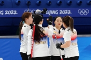 10일 오후 중국 베이징 내셔널 아쿠아틱 센터에서 열린 2022 베이징 동계올림픽 컬링 여자 라운드 로빈 대한민국과 캐나다 경기, 팀 킴 선수들이 하이파이브 하고 있다.