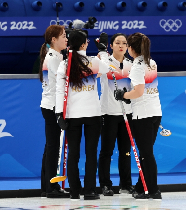 10일 오후 중국 베이징 내셔널 아쿠아틱 센터에서 열린 2022 베이징 동계올림픽 컬링 여자 라운드 로빈 대한민국과 캐나다 경기, 팀 킴 선수들이 하이파이브 하고 있다.