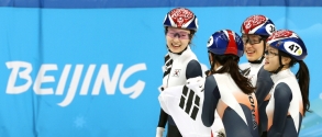 13일 오후 중국 베이징 캐피털 실내경기장에서 열린 2022 베이징 동계올림픽 쇼트트랙 여자 계주 3000m 결승, 은메달을 차지한 대한민국 대표팀이 기뻐하고 있다.