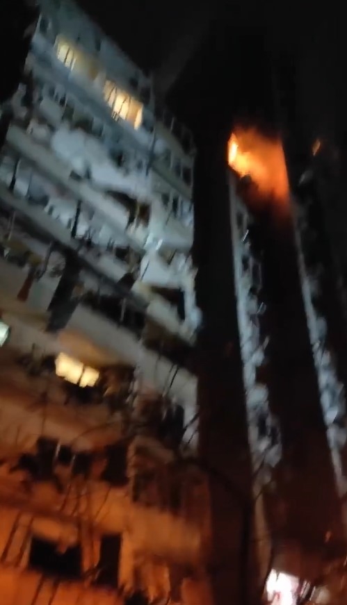25일(현지시간) 우크라이나 수도 키예프 한 아파트에 격추된 미사일 등 잔해가 떨어지면서 건물이 부서지고 화재가 발생한 모습. (사진=키예프시 텔레그램 갈무리