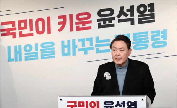 윤석열 국민의힘 대선후보가 27일 오후 서울 여의도 당사에서 안철수 국민의당 대선후보와의 단일화 관련 기자회견을 하고 있다. ⓒ뉴시스