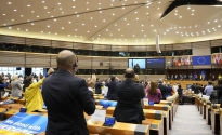 유럽의회 의원들이 1일 벨기에 브뤼셀 유럽의회에서 열린 회의에서 볼로디미르 젤렌스키 우크라이나 대통령의 화상 연설을 들은 후 기립 박수를 치고 있다. 