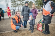 루마니아 월드비전 직원들이 국경을 넘어 온 우크라이나 아동들에게 먹을 것을 제공하고 있다