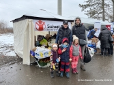 우크라이나-루마니아 국경에서 세이브더칠드런이  배분한 긴급 물품을 받은 가족