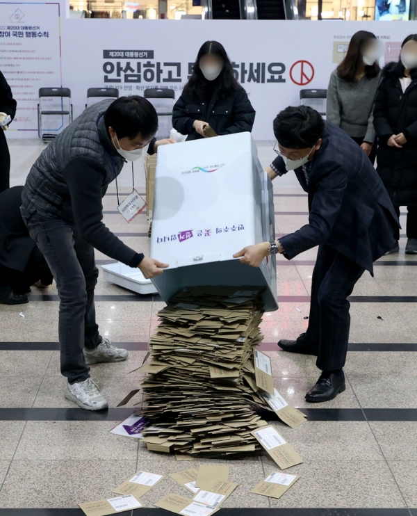 제20대 대통령 선거 사전투표가 끝난 5일 오후 서울역에 설치된 남영동 사전투표소에서 관계자들이 투표함을 열고 있다. 