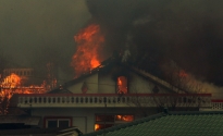 강원도 강릉 옥계에서 시작된 산불이 5일 오후 동해시로 번지면서 주택이 화염에 휩싸였다. 