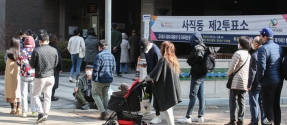 제20대 대통령선거날인 9일 오전 서울 종로구 사직동 제2 투표소에서 유권자들이 투표를 하기위해 줄 서 있다.