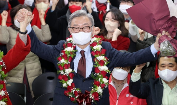 최재형 전 감사원장이 10일 새벽 서울 종로구에 마련된 선거캠프에서 재·보궐선거 종로구 당선이 확실해지자 꽃다발을 받고 기뻐하고 있다. ⓒ뉴시스