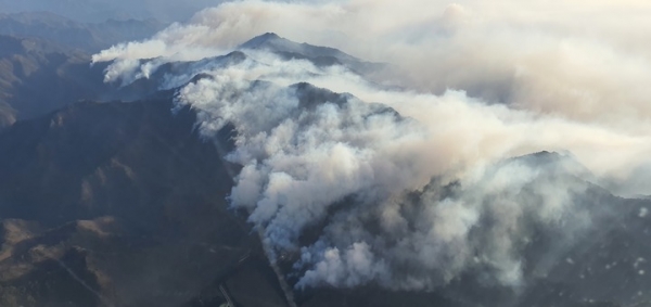 지난 11일 오전 7시40분 기준 경북 울진 산불의 화세가 가장 강한 것으로 파악되고 있는 응봉산에서 산불이 서쪽으로 확산 중이던 모습. ⓒ경북소방본부 제공