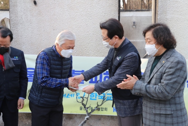 한교봉 이사장 오정현 목사가 산불로 피해입은 주민에 지원금을 전달하고 있다.