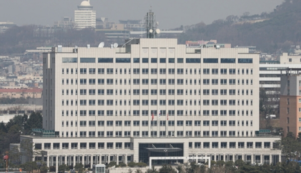 윤석열 대통령 당선인이 대통령 집무실을 청와대에서 국방부 청사로 이전하는 방안을 적극 검토 중인 것으로 알려졌다. 당초 '광화문 정부청사 집무실-총리공관 관저' 마련 방안이 유력했지만 국방부 청사 집무실 카드가 급부상하는 양상이다. 사진은 서울 용산구 국방부 청사 모습.