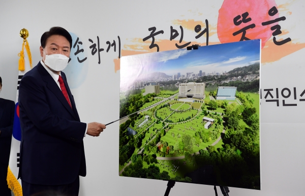 윤석열 대통령 당선인이 20일 서울 종로구 삼청동 한국금융연수원 별관에 마련된 대통령직인수위원회 회견장에서 청와대 대통령 집무실의 용산 국방부 청사 이전 관련 기자회견을 하고 있다. ⓒ뉴시스