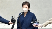 박근혜 전 대통령이 24일 오후 대구 달성군 유가읍에 마련된 사저에 도착해 시민들에게 인사말을 하고 있다. ⓒ뉴시스