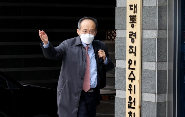 추경호 대통령직인수위원회 기획조정분과 간사가 31일 오전 서울 종로구 통의동 금감원 연수원에 마련된 제20대 대통령직인수위원회에 들어서고 있다. 