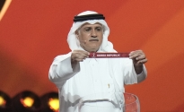 카타르 축구 전설 아델 아흐메드 말알라가 2일(한국시간) 카타르 도하 전시컨벤션센터(ECC)에서 열린 2022 FIFA 카타르 월드컵 조 추첨에서 한국의 이름이 적힌 종이를 뽑은 뒤 들어보이고 있다.