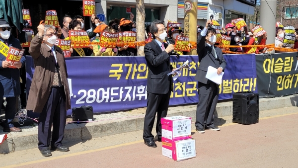 국민주권행동 등 62개 단체는 7일 경기도 연천군 소재 연천군청 앞에서 ‘김광철 연천군수는 연천군민이 반대하는 주요 군사시설 내 이슬람 캠핑장 인허가 즉각 취소하라’며 규탄집회를 개최했다.