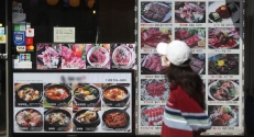 재료비와 배달료 인상, 수요 회복이 맞물리면서 외식 물가가 1년 새 6.6% 상승했다. 햄버거와 김밥, 짜장면 등을 포함해 39개 외식 조사 품목의 물가가 모두 상승했다. 10일 국가통계포털에 따르면 지난달 외식 물가는 1년 전보다 6.6% 올랐으며 이는 1998년 4월 이후 23년 11개월 만에 가장 상승폭이 큰 것이다. 10일 서울 시민들이 서울 시내 한 식당가 앞을 지나고 있다. ⓒ뉴시스