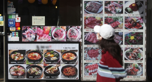 재료비와 배달료 인상, 수요 회복이 맞물리면서 외식 물가가 1년 새 6.6% 상승했다. 햄버거와 김밥, 짜장면 등을 포함해 39개 외식 조사 품목의 물가가 모두 상승했다. 10일 국가통계포털에 따르면 지난달 외식 물가는 1년 전보다 6.6% 올랐으며 이는 1998년 4월 이후 23년 11개월 만에 가장 상승폭이 큰 것이다. 10일 서울 시민들이 서울 시내 한 식당가 앞을 지나고 있다. ⓒ뉴시스