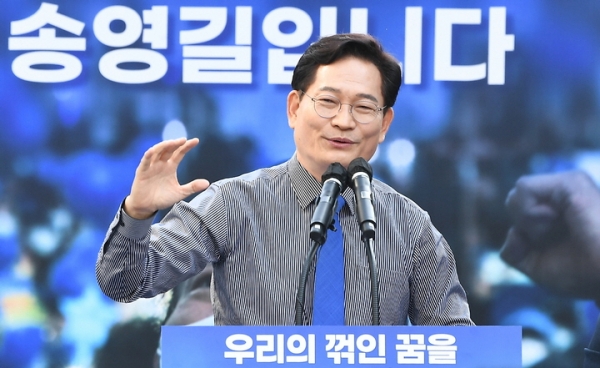 송영길 전 더불어민주당 대표가 17일 서울 마포구 홍대 상상마당 광장에서 6.1 지방선거 서울시장 출마 선언 기자회견을 하고 있다.