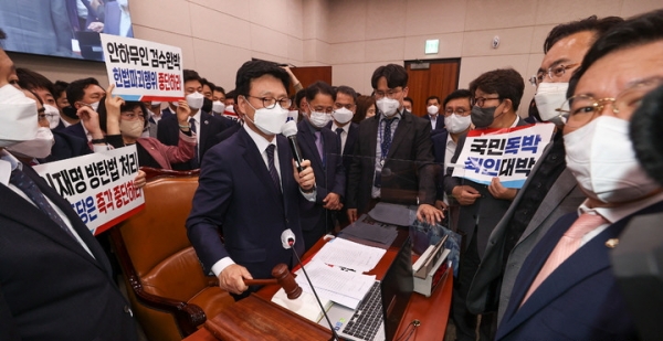 27일 새벽 서울 여의도 국회에서 열린 법제사법위원회 전체회의에서 박광온 위원장이 '검수완박' 법안으로 불리는 검찰청법, 형사소송법 개정안을 가결시키고 있다.