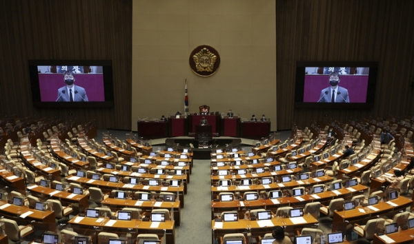 김웅 국민의힘 의원이 27일 오후 서울 여의도 국회 본회의장에서 열린 본회의에서 '검수완박' 법안 저지를 위한 필리버스터(무제한 토론)을 하고 있다.